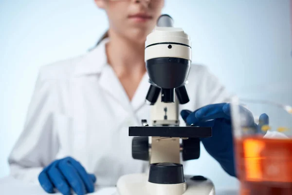 Mujer científica laboratorio microscopio diagnóstico solución química analiza — Foto de Stock