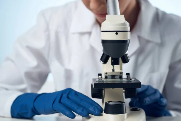Mujer médico biología investigación tecnología laboratorio microscopio — Foto de Stock