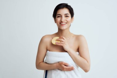 Güzel esmer, çıplak omuzlu, elleri süngerli, temiz tenli.