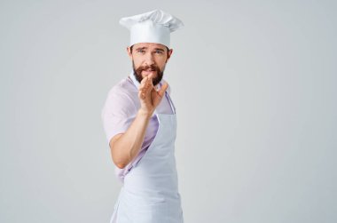 Üniformalı şef, el hareketleriyle hareket ediyor. Duyguları restoranda çalışıyor.