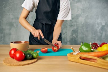 Ev hanımı sağlıklı salata diyeti yapıyor.