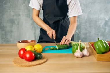 Evde vejetaryen salatası pişir.