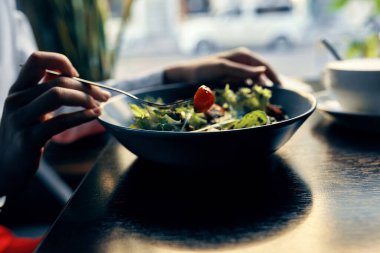 Restoranda bir tabak salata yakın plan öğle yemeği yaşam tarzı.