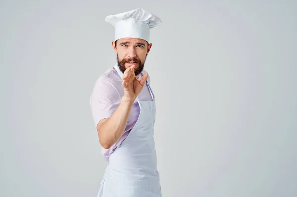Chef em uniforme gesto com as mãos emoções trabalho em um restaurante — Fotografia de Stock