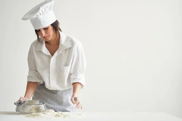 Mulher chefs uniforme amassar massa de trabalho com farinha Profissional — Fotografia de Stock