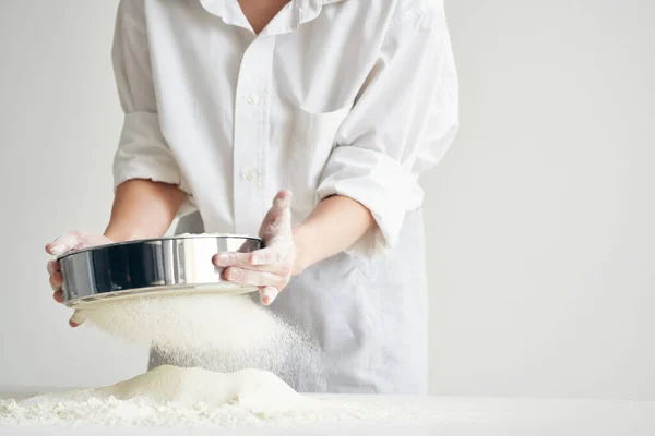 Mulher padeiro trabalhando com massa na cozinha cozinhar pastelaria — Fotografia de Stock