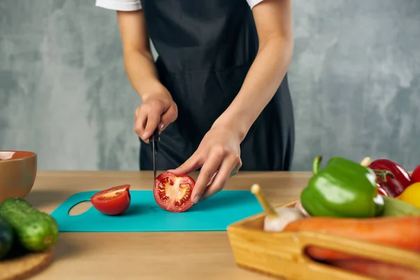 Ama de casa en la cocina corte verduras ensalada dieta —  Fotos de Stock