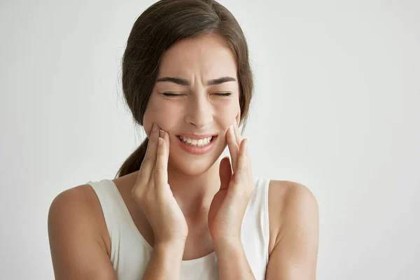 Mujer en camiseta blanca sosteniendo la cara dolor de muelas descontento de cerca — Foto de Stock