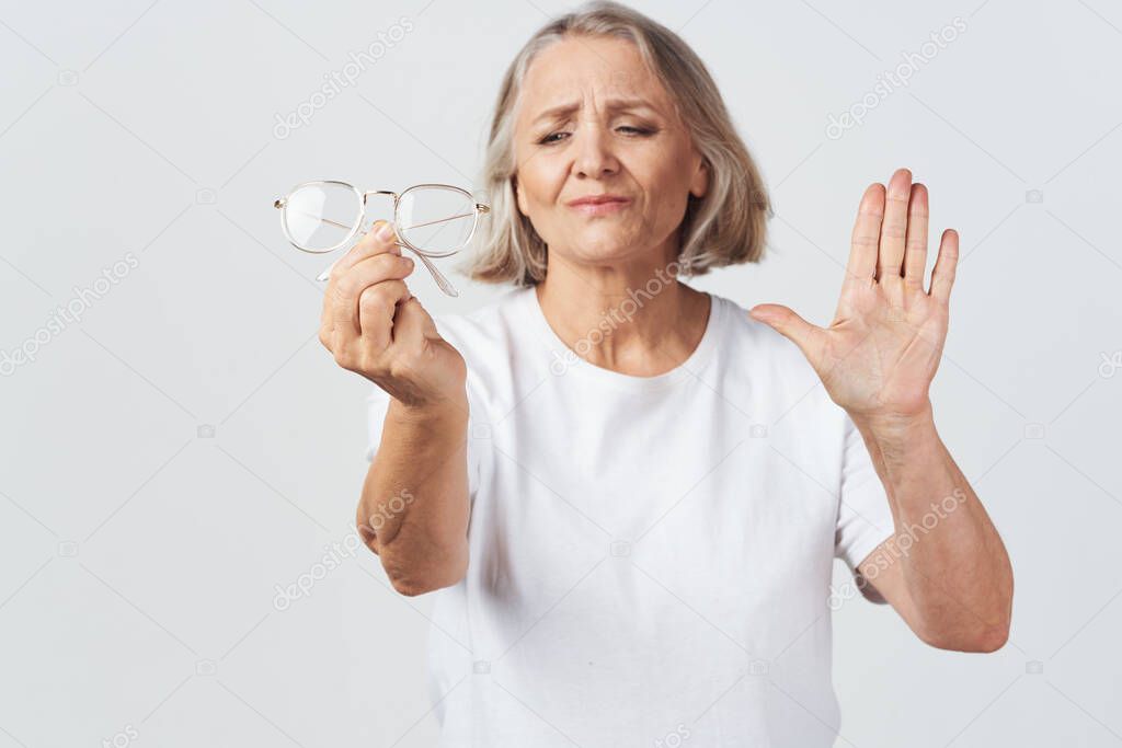 elderly woman poor eyesight ophthalmologist treatment