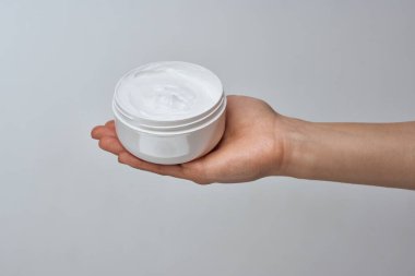 Kadın ellerinde krem nemlendirici cilt bakımı