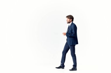 Ceketli ve kravatlı bir adam. Atlama stüdyosu.