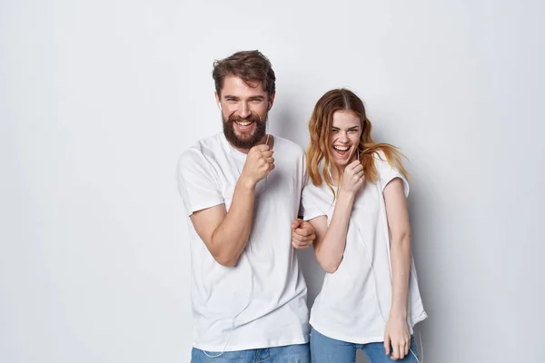 Unga par i vita t-shirts kul underhållning vänskap positiv — Stockfoto