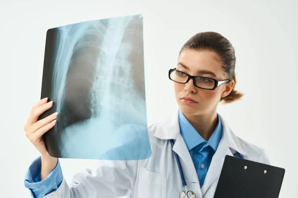 Жінка-лікар у білому пальто рентгенівська діагностика крупним планом — стокове фото