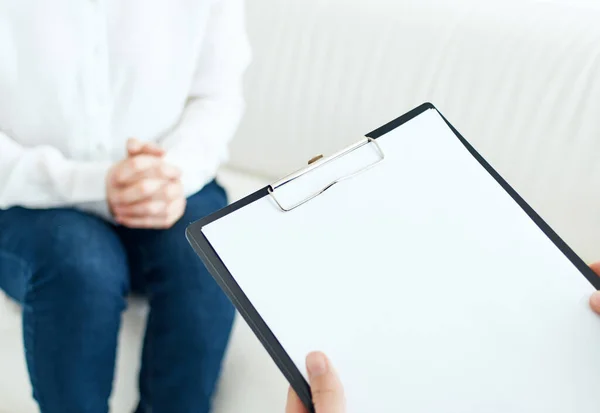 Psycholoog schrijven op papier patiënt communicatie therapie — Stockfoto