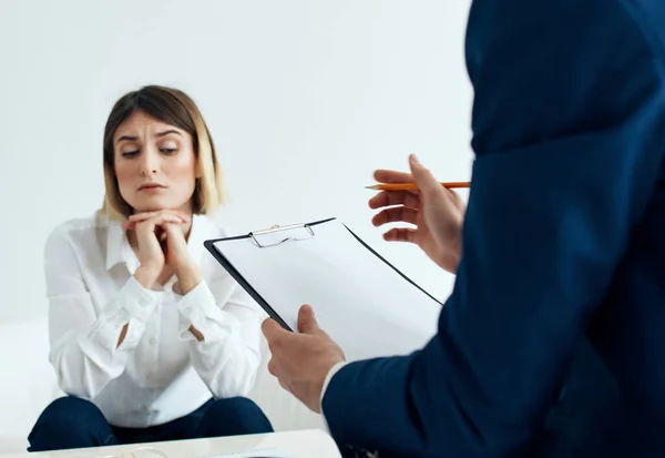 Paziente donna seduta con un disturbo psicologo problemi depressione — Foto Stock