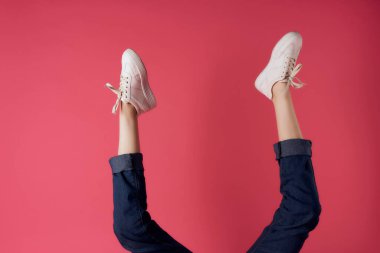 Kadın bacakları baş aşağı kırpılmış pembe arka plan modası