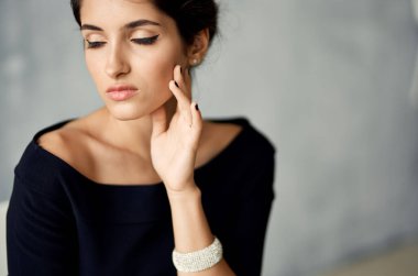 Güzel kadın kozmetik moda siyah elbise stüdyosu