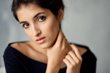 Siyah elbiseli çekici kadın. Cazibeli yüz makyajı.