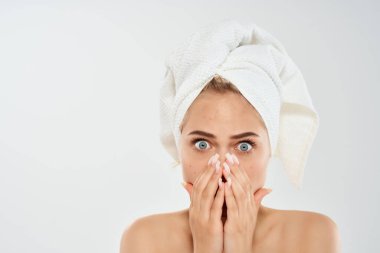 Yüzünde sivilceler olan çıplak bir kadın. Dermatoloji tatminsizlik duyguları.