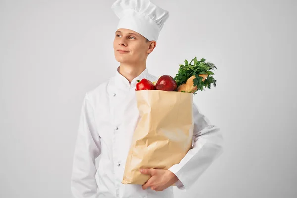 Uomo in cuochi confezione uniforme con negozio di alimentari cucina ristorante lavoro — Foto Stock