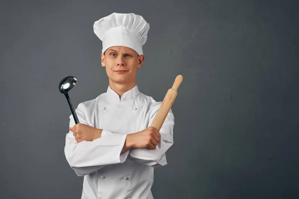 Chef in articoli da cucina uniformi nelle mani di un professionista — Foto Stock