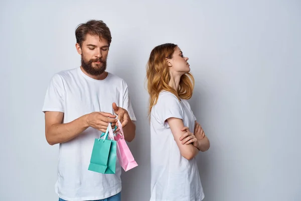 Χαρούμενα δώρα άντρας και γυναίκα ψώνια διασκέδαση φως φόντο — Φωτογραφία Αρχείου