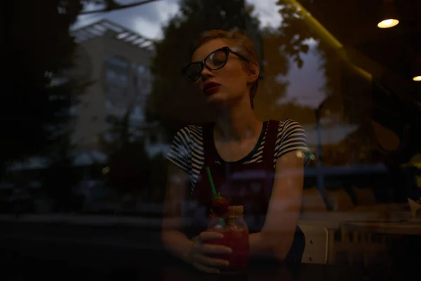 Mujer en la cafetería cóctel bebida vacaciones verano — Foto de Stock