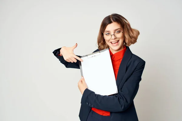 Nő öltöny dokumentumok munkamenedzser irodai — Stock Fotó