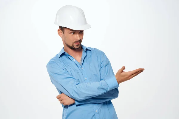 Masculino construtor branco capacete trabalho profissional indústria — Fotografia de Stock
