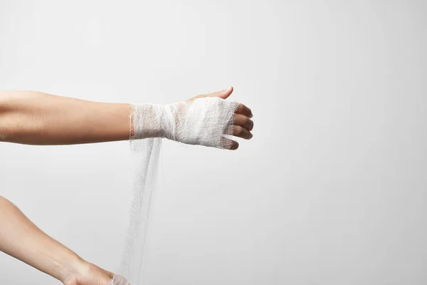 Bandaged arm grass pain treatment hospitalization — Stock Photo, Image