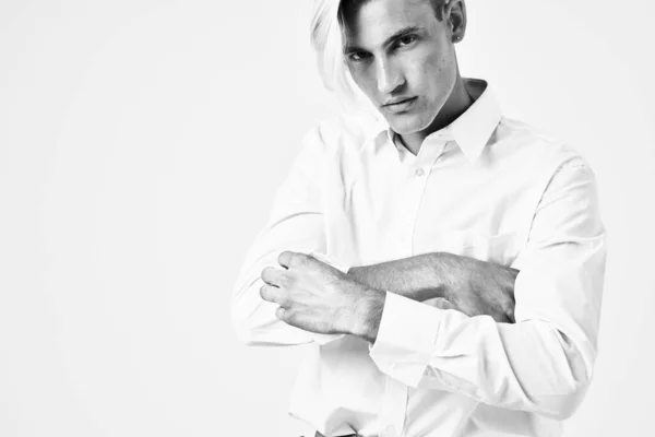 Man in wit shirt mode kapsel zelfvertrouwen licht achtergrond — Stockfoto