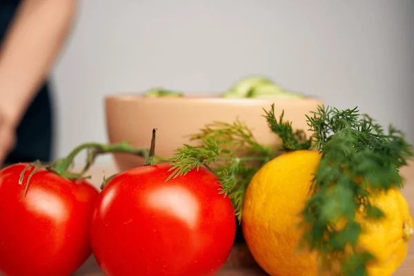 Ama de casa cortar verduras sano comer vitaminas en la cocina —  Fotos de Stock