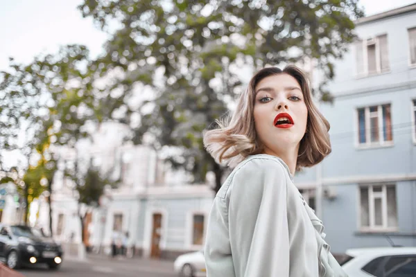 Mignonne fille blonde avec des lèvres rouges à l'extérieur style de vie de marche — Photo