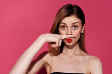 Siyah makyajlı güzel bir kadın.