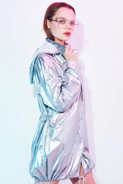 Жінка в сріблястій куртці мода гламурний макіяж — стокове фото