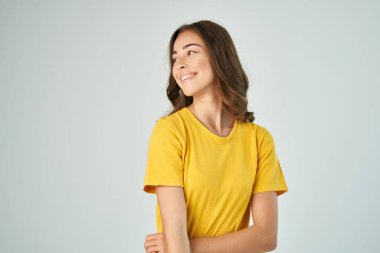 Sarı tişörtlü neşeli esmer şık saç stili gülümseme modeli.