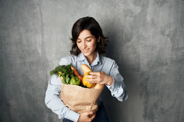 Mujer Con Paquete Comestibles Verduras —  Fotos de Stock