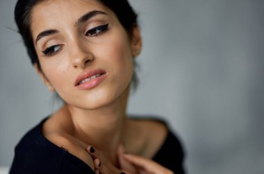 Siyah elbiseli kadın zarif bir model.