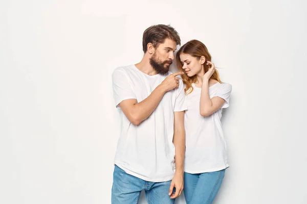 Allegro giovane coppia in bianco t-shirt abbracciare stile di vita amicizia — Foto Stock
