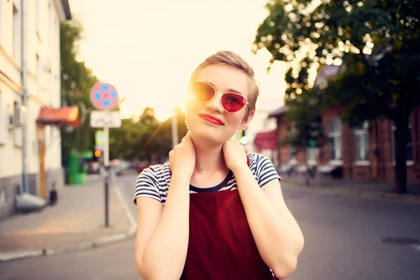 Leende kvinna mode solglasögon och frisk luft promenad — Stockfoto