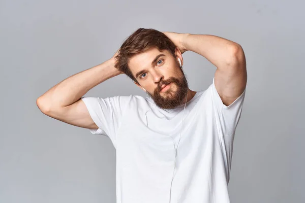 Man in wit t-shirt aantrekkelijk look mode casual slijtage licht achtergrond — Stockfoto