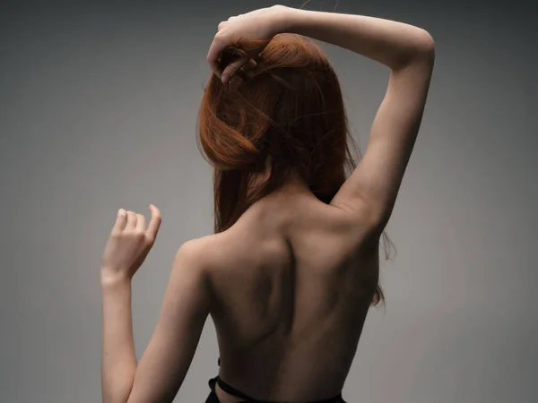 Rödhårig kvinna naken tillbaka poserar ren hud studio — Stockfoto