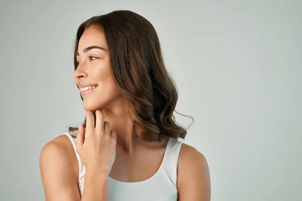 Alegre mulher moda penteado branco t-shirt isolado fundo — Fotografia de Stock