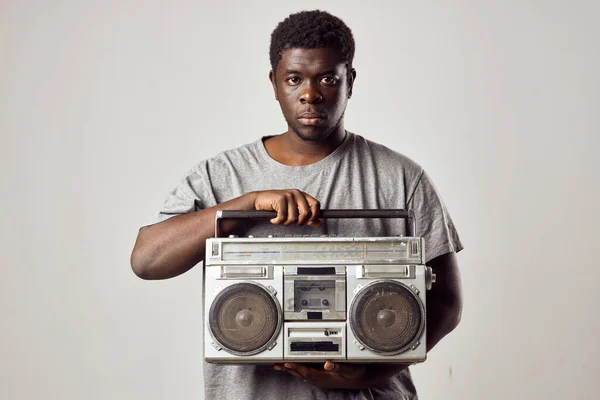 Uomo con un registratore tra le mani ad ascoltare musica africana aspetto stile di vita — Foto Stock