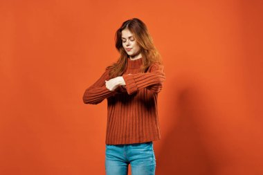 Kızıl saçlı neşeli kadın takı küpeleri moda.