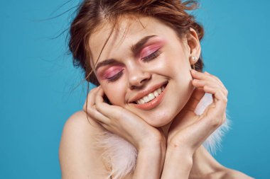 Neşeli kadın makyajlı çıplak omuzlar yakın plan