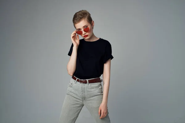 Mujer en una camiseta negra moda fondo oscuro —  Fotos de Stock