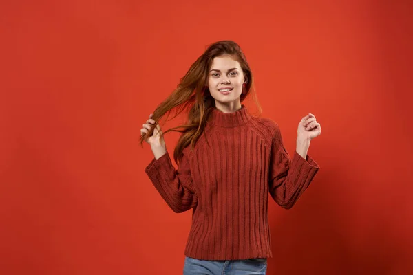 Χαρούμενη όμορφη γυναίκα σε κόκκινο πουλόβερ θέτει Studio — Φωτογραφία Αρχείου
