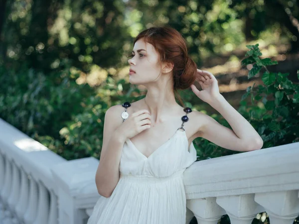 Mulher bonita em vestido branco princesa no parque de verão — Fotografia de Stock