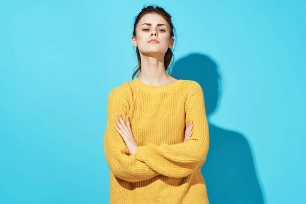 Donna in maglione giallo moda sorriso studio stile di vita — Foto Stock
